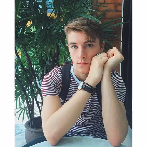 4. Frank Rossi Frank Rossi là người mẫu nam nổi tiếng độc quyền của IMG London và New York. Rossi sinh ngày 22/3/1997 tại Anh quốc. Chàng trai 19 tuổi gây ấn tượng với người đối diện ngay từ lần gặp đầu tiên bởi đôi mắt xanh quyến rũ cùng gương mặt đẹp đúng chuẩn "soái ca". Instagram của Rossi hiện có hơn 247.000 theo dõi.