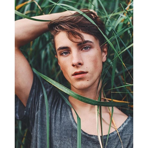 Ánh mắt quyến rũ của hot boy 19 tuổi.