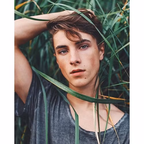 Ánh mắt quyến rũ của hot boy 19 tuổi.