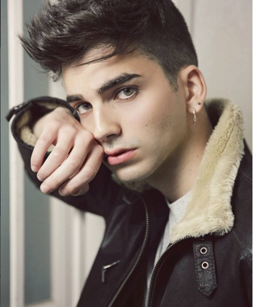 Mister Ces sinh ngày 1/4/1994 tại Madrid, Tây Ban Nha. Ngoài vẻ đẹp lãng tử cùng bộ râu quai nón nam tính, mạnh mẽ, chàng trai 22 tuổi còn khiến biết bao cô gái phải si mê với đôi mắt xanh lục quyến rũ. Gương mặt đẹp như tạc tượng cùng đôi mắt xanh thăm thẳm là lợi thế giúp Mister Ces luôn giữ vững phong độ trên mạng xã hội. Hiện tại, anh chàng đang là gương mặt được nhiều thương hiệu thời trang săn đón cùng lượng fan khổng lồ.