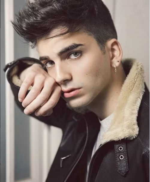 Mister Ces sinh ngày 1/4/1994 tại Madrid, Tây Ban Nha. Ngoài vẻ đẹp lãng tử cùng bộ râu quai nón nam tính, mạnh mẽ, chàng trai 22 tuổi còn khiến biết bao cô gái phải si mê với đôi mắt xanh lục quyến rũ. Gương mặt đẹp như tạc tượng cùng đôi mắt xanh thăm thẳm là lợi thế giúp Mister Ces luôn giữ vững phong độ trên mạng xã hội. Hiện tại, anh chàng đang là gương mặt được nhiều thương hiệu thời trang săn đón cùng lượng fan khổng lồ.