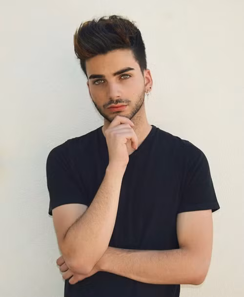 Đôi mắt xanh quyến rũ của chàng trai đến từ Tây Ban Nha.