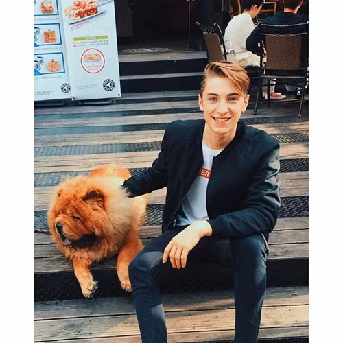 Những khoảnh khắc đời thường đáng yêu của Rossi khiến cư dân mạng rất thích thú.