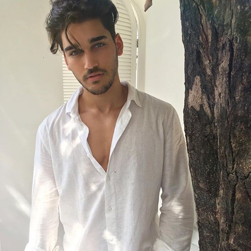 3. Josh Heuston Josh Heuston bắt đầu tham gia mạng xã hội Instagram từ năm 2013 và nhanh chóng nổi tiếng với những bức hình đẹp cùng ngoại hình cuốn hút. Heuston sinh ngày 18/11/1996 tại Úc. Chàng trai 20 tuổi sở hữu body vạm vỡ cùng gương mặt điển trai như tài tử và đôi xanh đẹp mơ màng. Hiện anh tài khoản Instagram của anh chàng có hơn 107.000 người theo dõi.