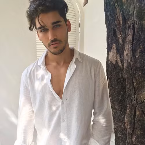 3. Josh Heuston Josh Heuston bắt đầu tham gia mạng xã hội Instagram từ năm 2013 và nhanh chóng nổi tiếng với những bức hình đẹp cùng ngoại hình cuốn hút. Heuston sinh ngày 18/11/1996 tại Úc. Chàng trai 20 tuổi sở hữu body vạm vỡ cùng gương mặt điển trai như tài tử và đôi xanh đẹp mơ màng. Hiện anh tài khoản Instagram của anh chàng có hơn 107.000 người theo dõi.