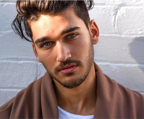 Gương mặt đẹp trai như tài tử điện ảnh của Josh.