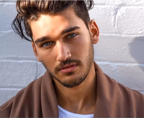 Gương mặt đẹp trai như tài tử điện ảnh của Josh.