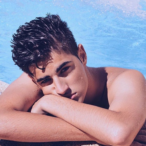 2. Manu Martin Manu Martin là cái tên hot trên Instagram hiện nay với gần 31.000 người theo dõi. Martin đến từ Cordoba, Agrentina. Anh chàng sở hữu gương mặt điển trai, đôi mắt màu xanh nước biển quyến rũ.