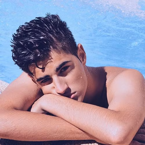 2. Manu Martin Manu Martin là cái tên hot trên Instagram hiện nay với gần 31.000 người theo dõi. Martin đến từ Cordoba, Agrentina. Anh chàng sở hữu gương mặt điển trai, đôi mắt màu xanh nước biển quyến rũ.