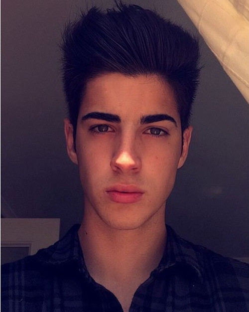 Manu Martin "hớp hồn" các cô gái trẻ bởi vẻ ngoài điển trai, thân hình vạm vỡ cùng ánh mắt xanh quyến rũ.