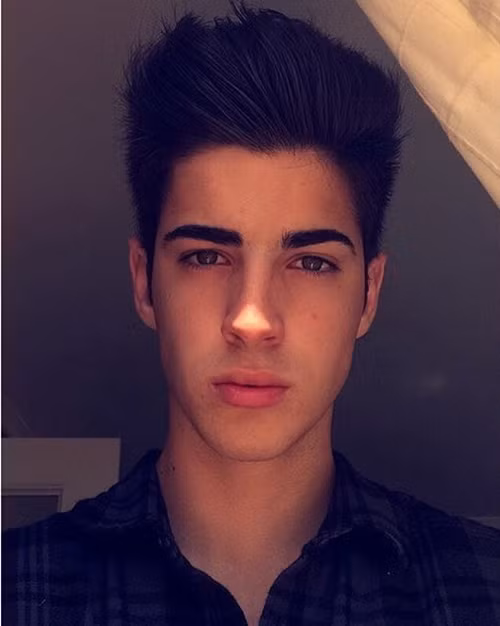 Manu Martin "hớp hồn" các cô gái trẻ bởi vẻ ngoài điển trai, thân hình vạm vỡ cùng ánh mắt xanh quyến rũ.