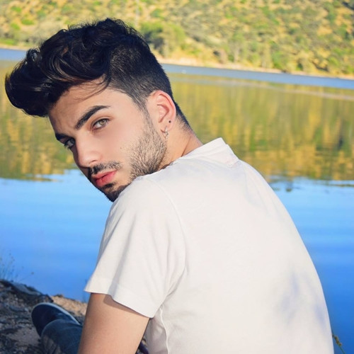 1. Mister Ces Mister Ces là ngôi sao mạng xã hội Instagram nổi tiếng nhất hiện nay với hơn 640.000 theo dõi. Chàng soái ca Tây đến từ xứ sở bò tót được coi là phiên bản hoàn hảo của Zayn Malik - cựu thành viên One Direction nổi tiếng ở Anh.