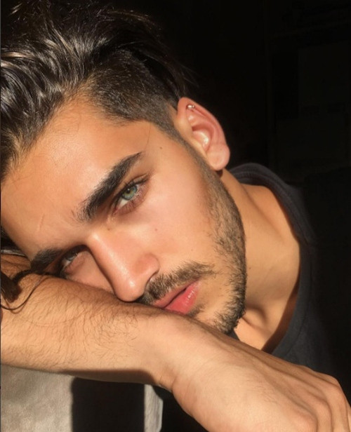 Không chỉ là gương mặt được nhiều cô gái tại xứ sở Australia yêu mến anh chàng còn là người mẫu ảnh cho nhiều tạp chí và thương hiệu nổi tiếng. Đẹp trai, nổi tiếng, trẻ trung song Josh lại là chàng trai đã có chủ. Anh và cô bạn gái Lauren đã hẹn hò được một thời gian và là cặp đôi đẹp của giới trẻ Úc.