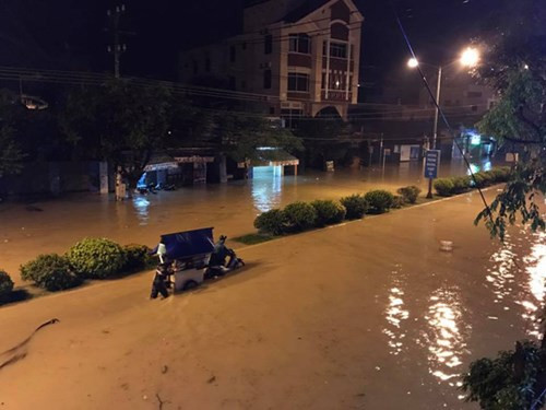 Khu vực đường 2-4 phường Vĩnh Hải ngập cùng với đường Phạm Văn Đồng bị cấm khiến giao thông ra hướng Bắc TP Nha Trang tê liệt.