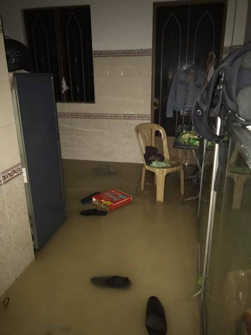 Tại khu vực Hòn Xện (phường Phước Hòa, TP Nha Trang), mưa lớn cũng làm sạt lở nhiều điểm ở gần nhà dân. Nhiều tảng đá lớn đổ xuống khiến người dân bất an. UBND TP Nha Trang cho biết khu vực này bị vỡ kênh thoát nước chứ không phải vỡ hồ Đường Đệ.