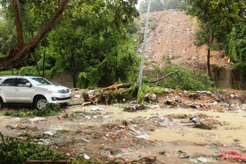 Suốt đêm 12/12 và sáng 13/12, mưa như trút nước xuống TP Nha Trang (Khánh Hòa). Đến rạng sáng 13/12, triền đồi thuộc khuôn viên Đại học Nha Trang bị sạt lở, hàng trăm mét khối đất đá, cây xanh đổ xuống đường Phạm Văn Đồng. Tại thời điểm này, một xe taxi biển số 79A 06540 và ô tô biển số 79A 04862 đang di chuyển thì bị đất đá vùi lấp. Rất may không gây thiệt hại về người.