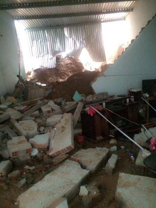 Có ít nhất 2 căn nhà bị sập một ở khu vực núi Sạn và xã Vĩnh Ngọc (TP Nha Trang) bị sập. Chính quyền xã Vĩnh Ngọc đã xác minh nhà sập của bà Đỗ Thị Em (78 tuổi). Căn nhà của bà Em nằm sát chân núi trên tuyến đường Lương Đình Của. Nhiều đồ đạc bị hư hại ước thiệt hại khoảng 100 triệu đồng.