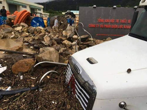 Bể mương nước ở khu vực Hòn Xện, phường Vĩnh Hòa khiến hàng chục hộ dân bị ảnh hưởng, hư hỏng nhà cửa. Ảnh CTV.