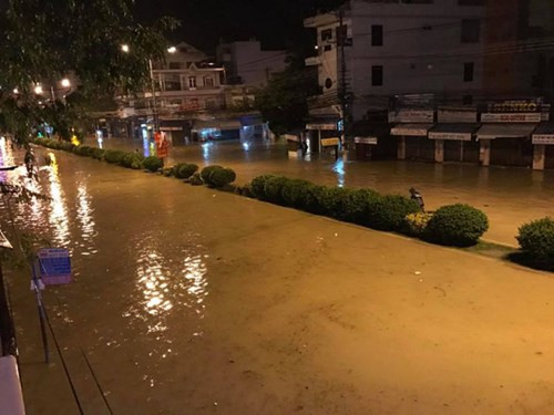 Tối 12/12 đến sáng 13/12, tuyến đường 2/4 cũng bị ngập đoạn từ chợ Phước Hải đến bến xe phía Bắc. Cùng với tuyến đường Phạm Văn Đồng bị cấm khiến giao thông ra phía Bắc TP Nha Trang ách tắc nghiêm trọng.