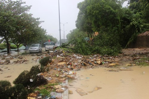 Đường Phạm Văn Đồng bị cấm lưu thông.