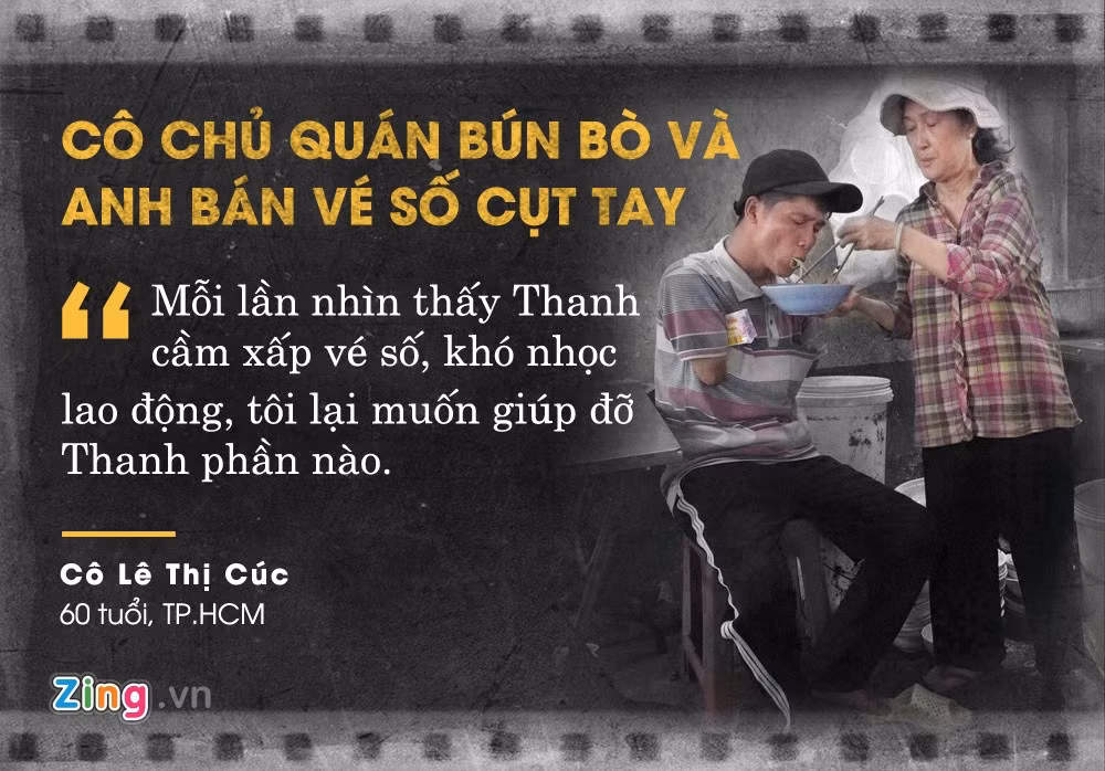 Ngày 9/10, hình ảnh chàng trai bán vé số bị cụt hai tay được cô Cúc - chủ quán bún tại chợ Bàn Cờ (quận 3, TP.HCM) - đút cẩn thận từng miếng, giống như người mẹ đang chăm sóc con trai đã lay động không ít dân mạng. Ảnh: Bảo Lâm.