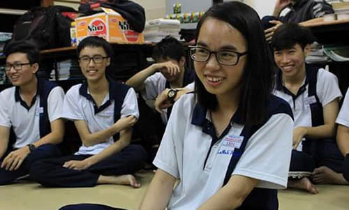 Minh Huyền trong một buổi học ngoại khóa ở trường. Ảnh: NVCC