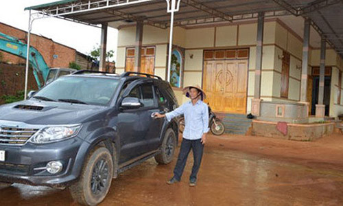 Một nông dân xã Nâm N’Jang với chiếc xe hơi mới mua.