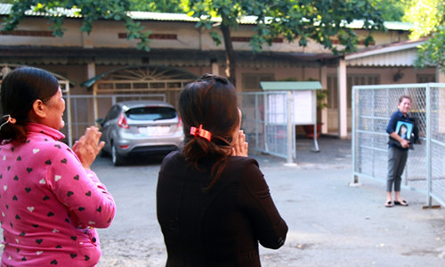 Mẹ Vũ Văn Tiến (bìa trái) vái lạy thân nhân nạn nhân vụ thảm sát ở Bình Phước tại địa điểm diễn ra phiên phúc thẩm. (Ảnh: VnExpress)