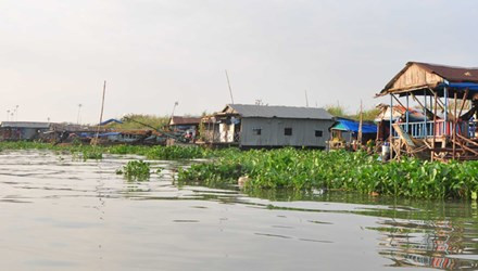 Xóm "Việt kiều" ở chợ nổi Long Xuyên.