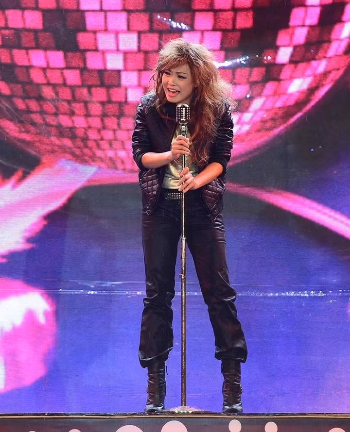 Giọng ca "Giã từ dĩ vãng" cũng liên tục biến hoá với những mái tóc giả với nhiều màu sắc, kiểu dáng khác nhau.