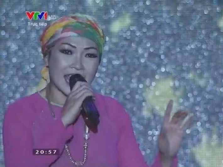 Để thêm phần điệu đàng, chị quàng khăn lên đầu như một điểm nhấn thú vị.