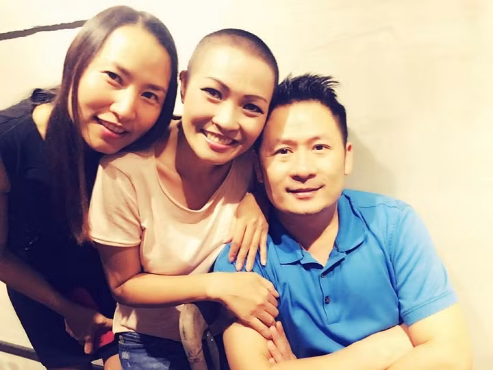 Chị cho biết, lý do xuống tóc là giác ngộ đạo, buông xả nghiệp và cầu sức khoẻ cho bố mẹ.