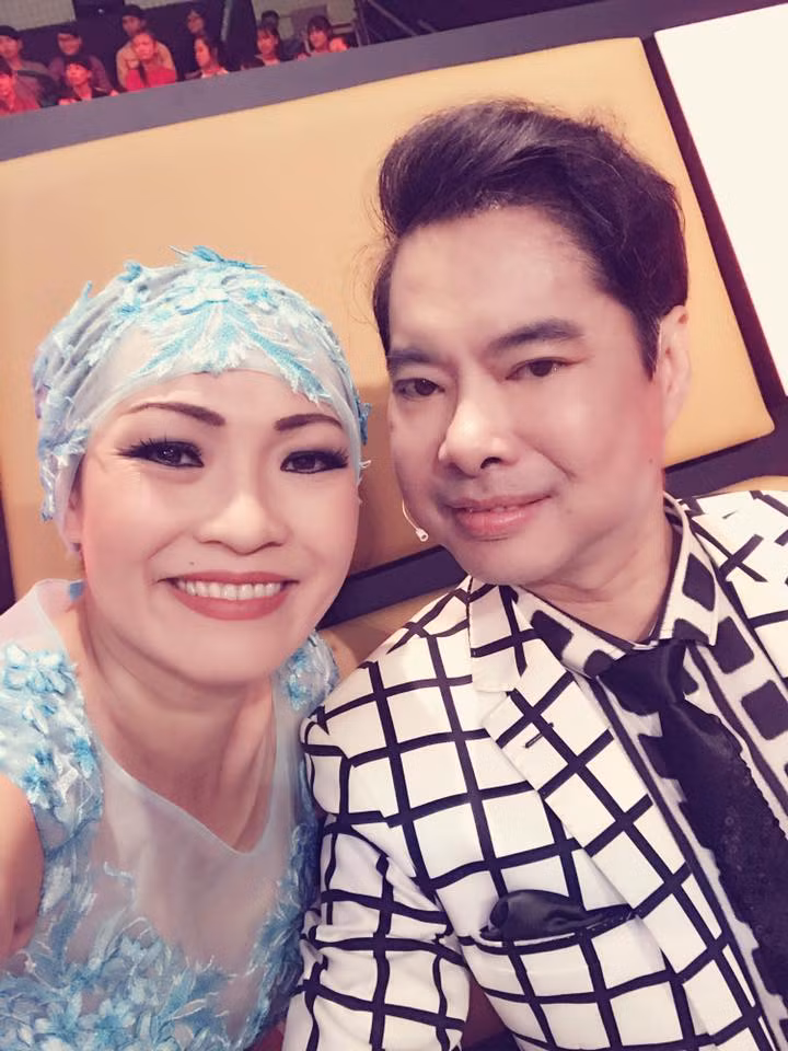 Đi làm giám khảo, ngoài bộ đầm xuyên thấu, Phương Thanh cũng yêu cầu nhà thiết kế "chế" thêm cho chị chiếc mũ đội đầu cùng phong cách đầy duyên dáng.