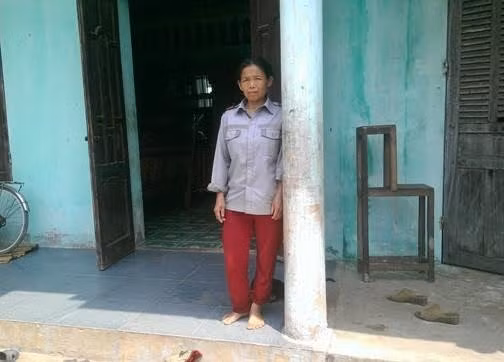 Thanh Hoa: Can bo thon xay nha tien ty van trong dien ho ngheo-Hinh-3