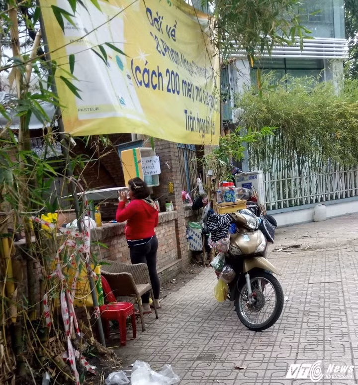 Bà Lê Thị Hai, người đã có nhiều năm bán hàng rong cho biết, sau khi thành phố có chiến dịch trả lại vỉa hè, bà khắc phục bằng cách không bày bừa bàn ghế ra nữa mà chỉ để một chiếc xe máy để đồ.