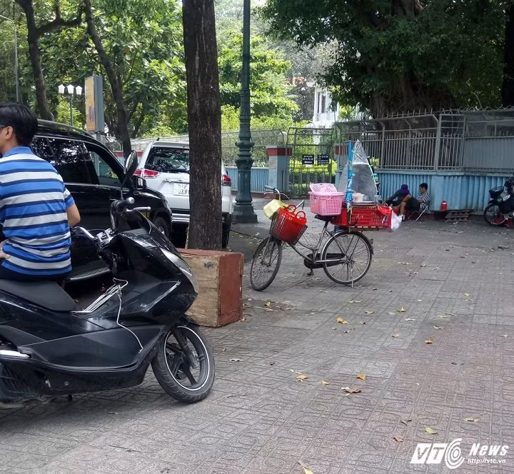 Họ chỉ dùng một chiếc xe đạp nhỏ để có thể di chuyển đến bất cứ đâu.