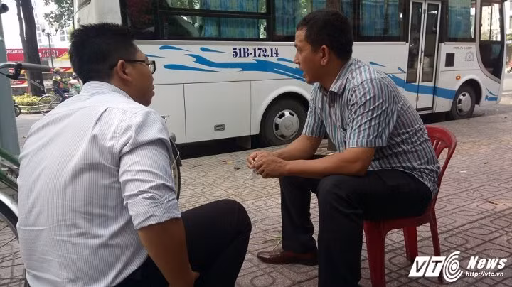 Khi có khách ghé vào uống nước, bà chỉ đưa ghế ra cho khách ngồi, sau đó lại cất đi.