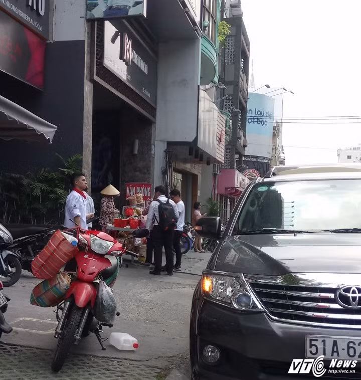 Còn một số hàng ăn vặt cũng không còn bày bàn ghế ra nữa, khách mua chấp nhận đứng để ăn hoặc chờ mua về nhà.