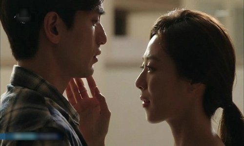 Nua dem vao phong ong chu, giup viec bao do “mong du