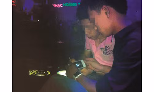 Hai “trẻ con” đang làm “đồ”.