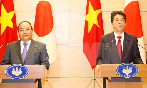 Thủ tướng Nguyễn Xuân Phúc và Thủ tướng Nhật Bản Shinzo Abe họp báo chung. (Ảnh: Thống Nhất/TTXVN)