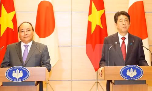 Thủ tướng Nguyễn Xuân Phúc và Thủ tướng Nhật Bản Shinzo Abe họp báo chung. (Ảnh: Thống Nhất/TTXVN)