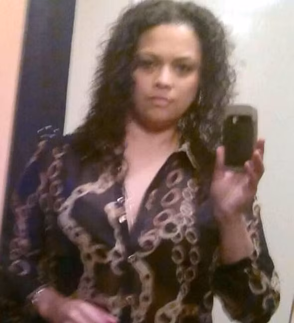 Cô Carmen Morrison.