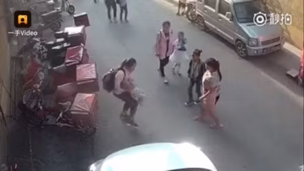 Cuu em be, nu sinh thuc tinh hang trieu nguoi-Hinh-2