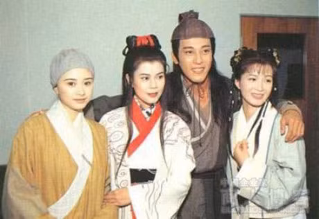 Hà Mỹ Điền (áo vàng) cùng dàn diễn viên Tiếu ngạo giang hồ 1996.