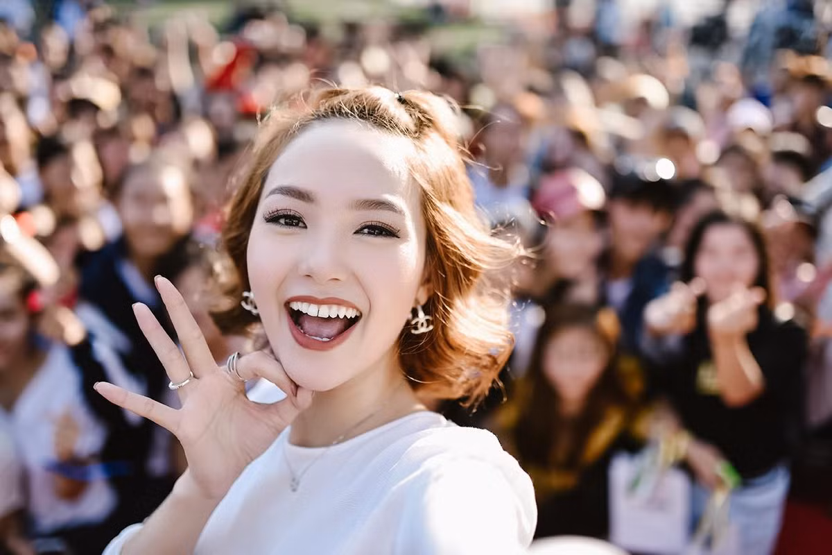 Những góc ảnh chụp cận cho thấy khe răng thưa ngày trước đã được thu hẹp đáng kể.