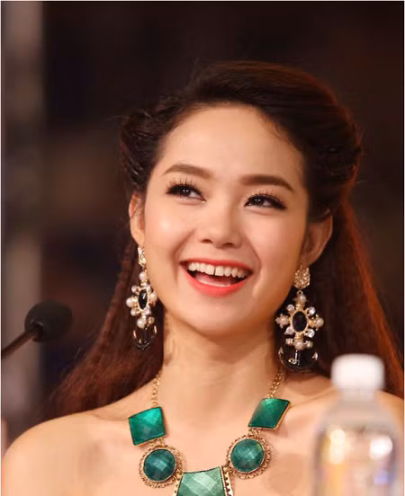 Tuy vậy, nữ ca sĩ Minh Hằng vẫn tự tin nở nụ cười rạng rỡ với kiểu răng thưa này suốt một thời gian dài