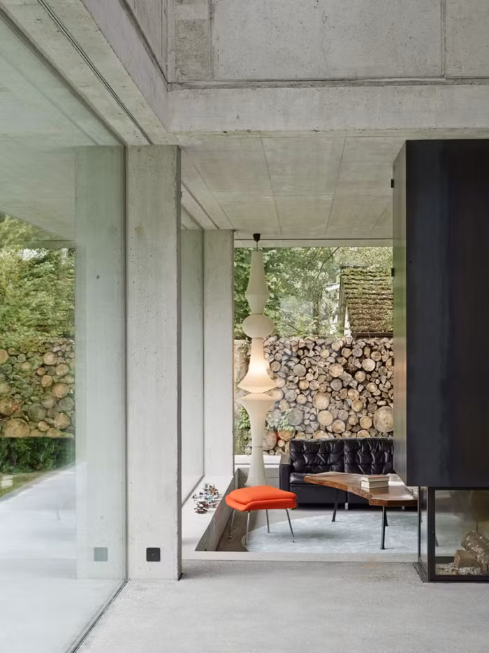 Các bức tường kính giúp tận dụng tối đa ánh sáng mặt trời và giúp phòng khách nhà bạn trở nên rộng rãi và thoáng mát bất ngờ. Qua các bức tường kính bạn có thể dễ dàng nhìn ngắm, quan sát được cảnh vật bên ngoài.