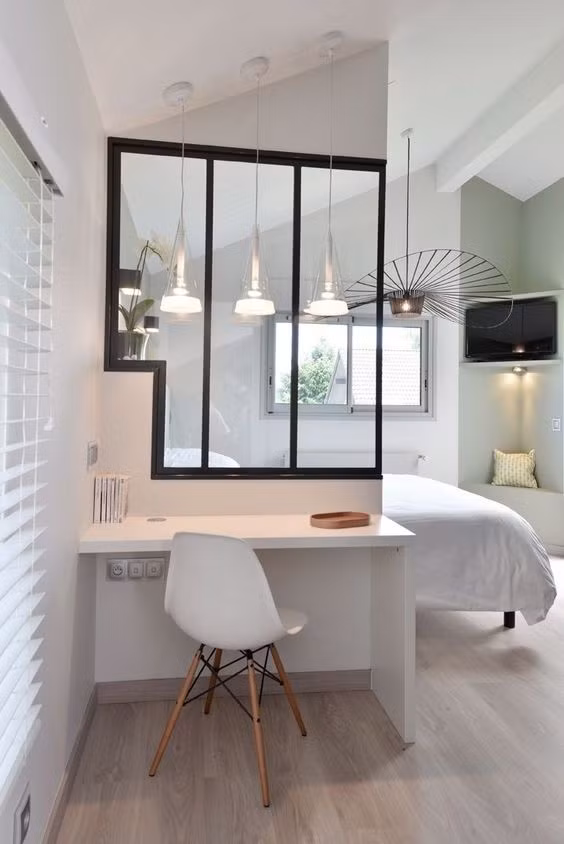 Tường kính cũng là vật trang trí giúp tôn lên vẻ sang trọng, hiện đại cho căn nhà.