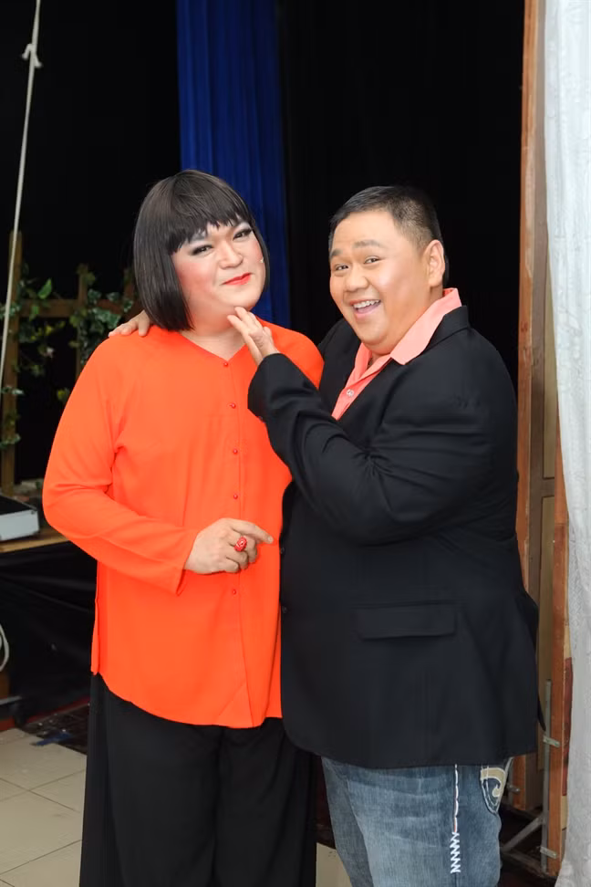 Sau loi xin loi, san khau Sao Minh Beo cang vang khach